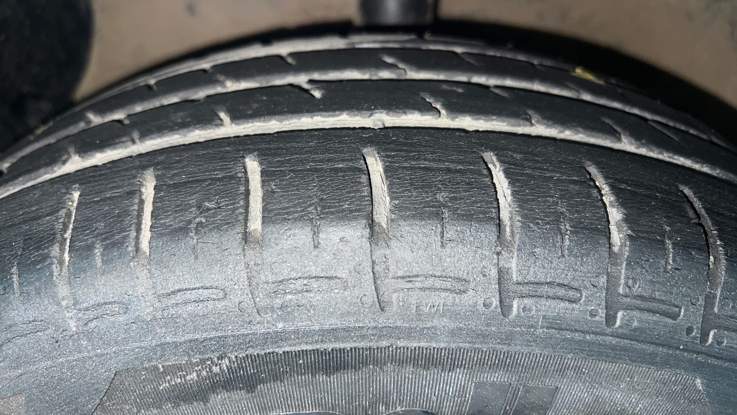 Used 2018 Hyundai Grand i10 Sportz (O) 1.2 Kappa VTVT Petrol Manual tyres LEFT FRONT TYRE TREAD VIEW