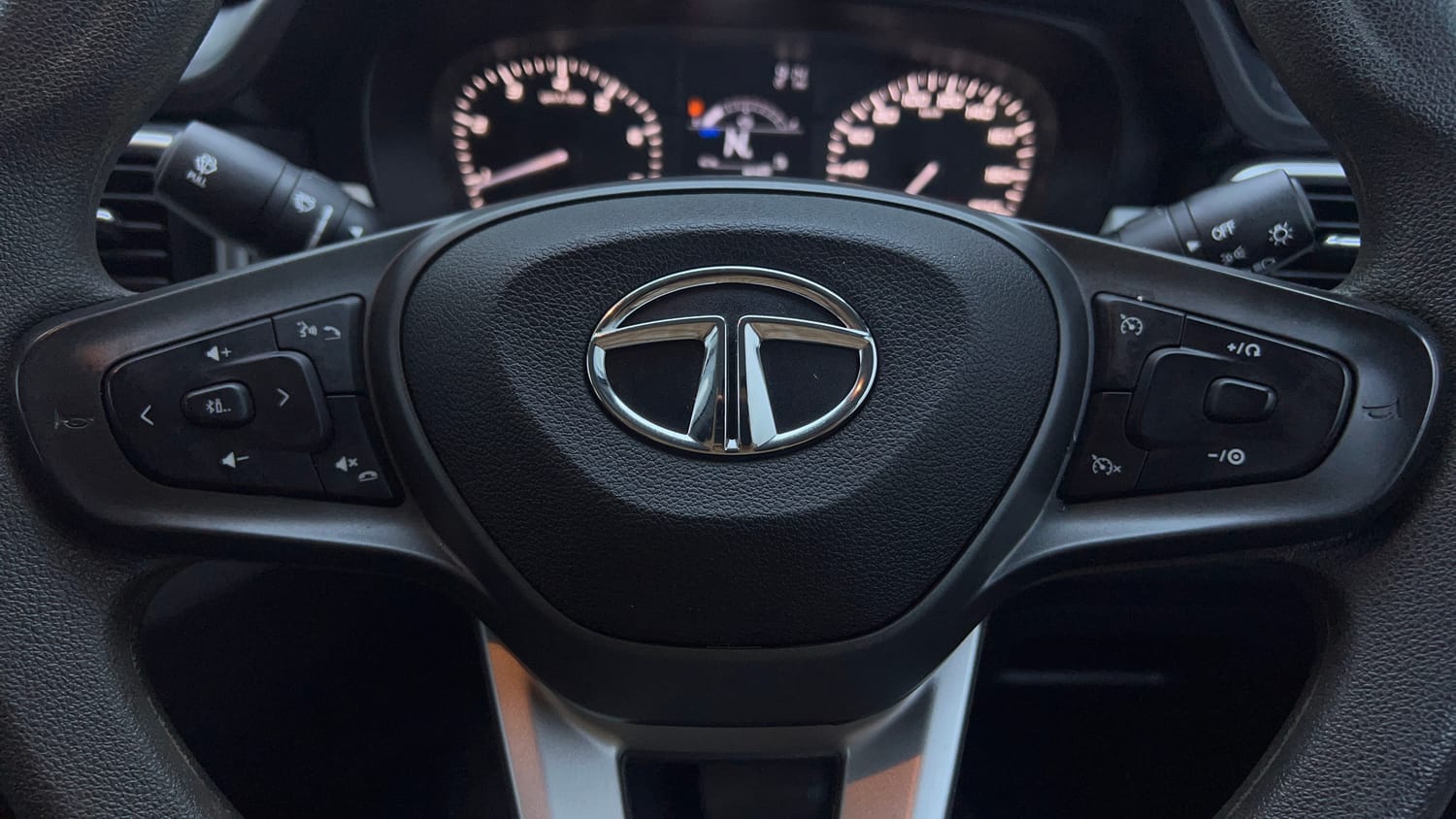 Used 2022 Tata Punch Accomplished AMT Petrol Automatic top_features Airbags