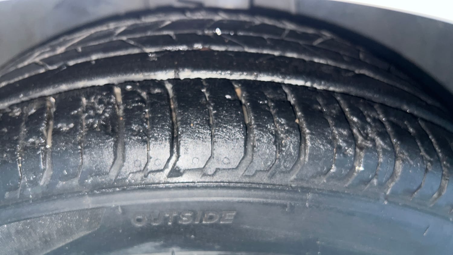 Used 2022 Hyundai i20 Asta (O) 1.2 IVT Petrol Automatic tyres RIGHT FRONT TYRE TREAD VIEW