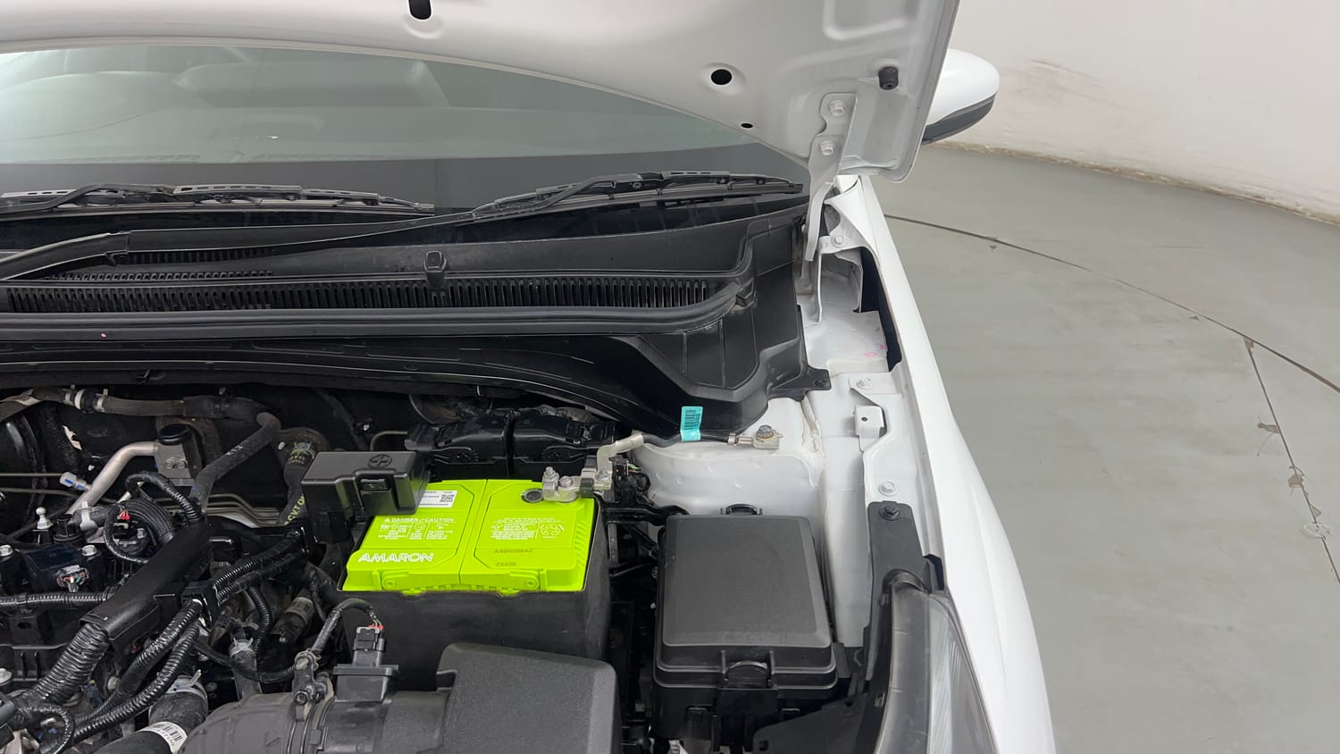 Used 2022 Hyundai i20 Sportz 1.2 IVT Petrol Automatic engine ENGINE LEFT SIDE HINGE & APRON VIEW