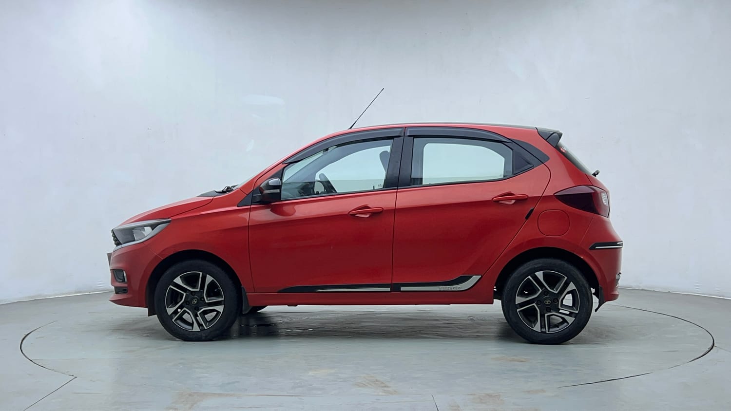 Used 2020 Tata Tiago XZ Plus Dual Tone Petrol Manual exterior LEFT SIDE VIEW