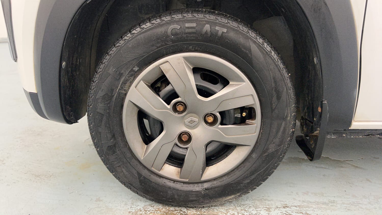 Used 2017 Renault Kwid 1.0 RXL Petrol Manual tyres LEFT FRONT TYRE RIM VIEW