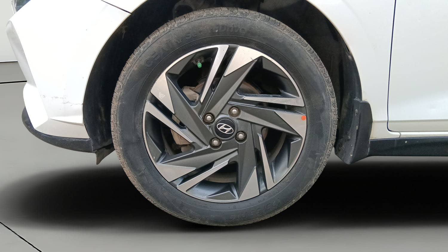 Used 2021 Hyundai i20 Asta 1.2 IVT Petrol Automatic tyres LEFT FRONT TYRE RIM VIEW