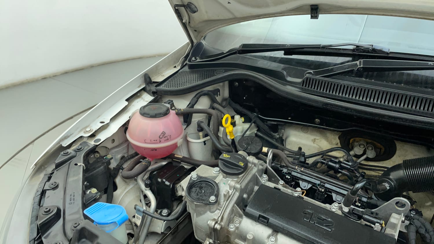 Used 2017 Volkswagen Ameo Comfortline 1.2L (P) Petrol Manual engine ENGINE RIGHT SIDE HINGE & APRON VIEW