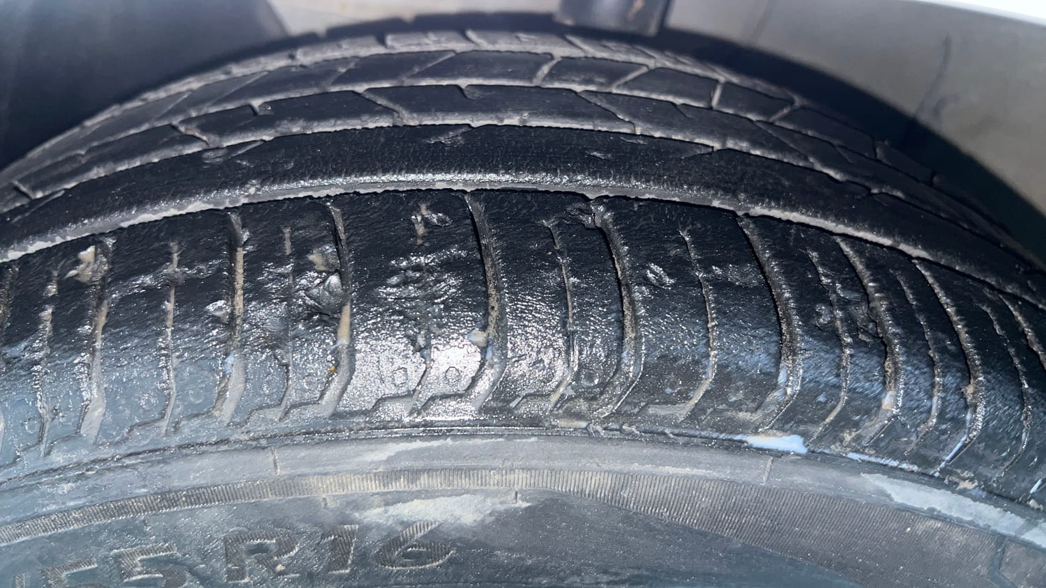 Used 2022 Hyundai i20 Asta (O) 1.2 IVT Petrol Automatic tyres LEFT FRONT TYRE TREAD VIEW