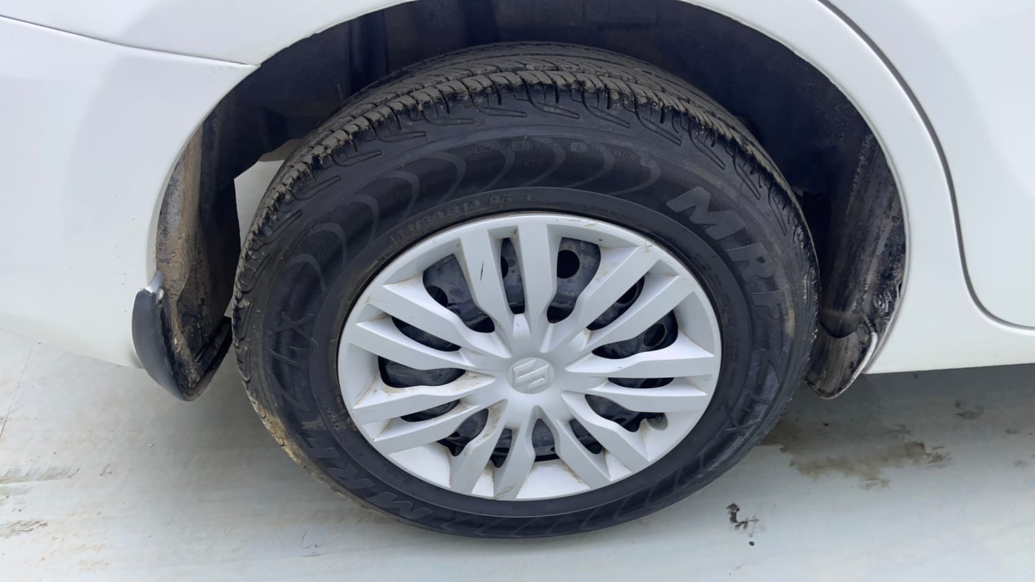 Used 2017 Maruti Suzuki Dzire VXi AMT Petrol Automatic tyres RIGHT REAR TYRE RIM VIEW