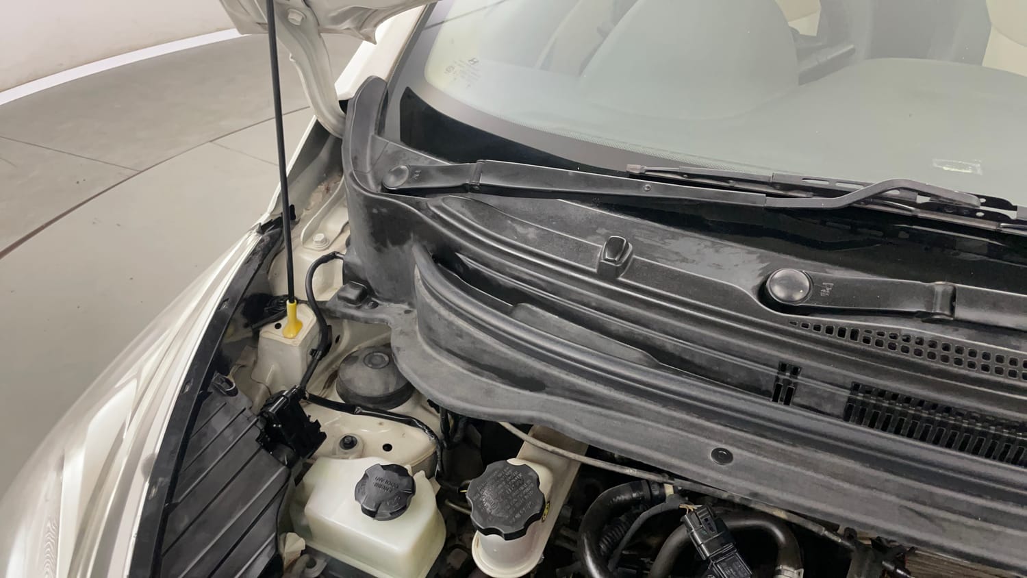 Used 2016 Hyundai Eon Era Petrol Manual engine ENGINE RIGHT SIDE HINGE & APRON VIEW
