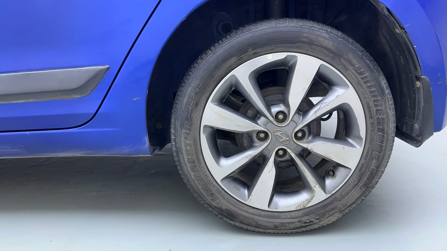 Used 2015 Hyundai Elite i20 Asta 1.4 CRDI Diesel Manual tyres LEFT REAR TYRE RIM VIEW