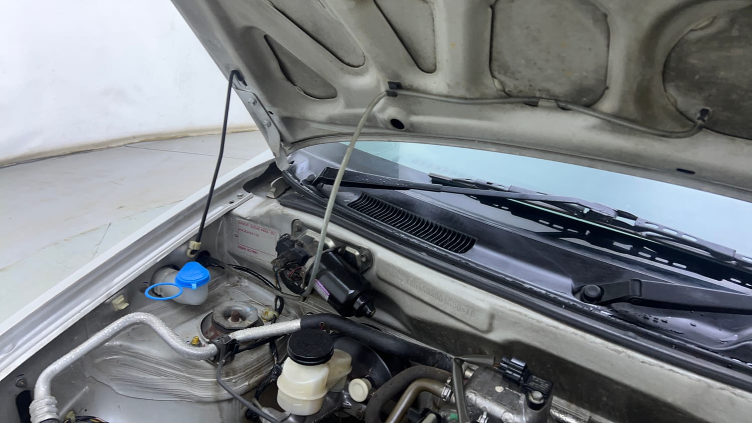Used 2012 Maruti Suzuki Alto LXi BS-IV Petrol Manual engine ENGINE RIGHT SIDE HINGE & APRON VIEW