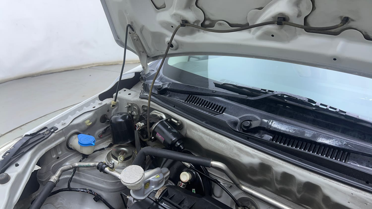 Used 2016 Maruti Suzuki Alto K10 VXi Petrol Manual engine ENGINE RIGHT SIDE HINGE & APRON VIEW
