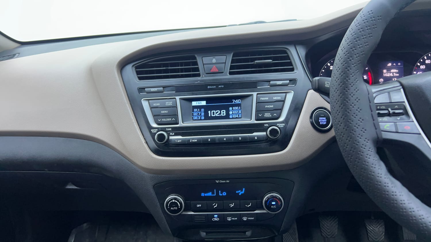 Used 2015 Hyundai Elite i20 Asta 1.4 CRDI Diesel Manual interior MUSIC SYSTEM & AC CONTROL VIEW