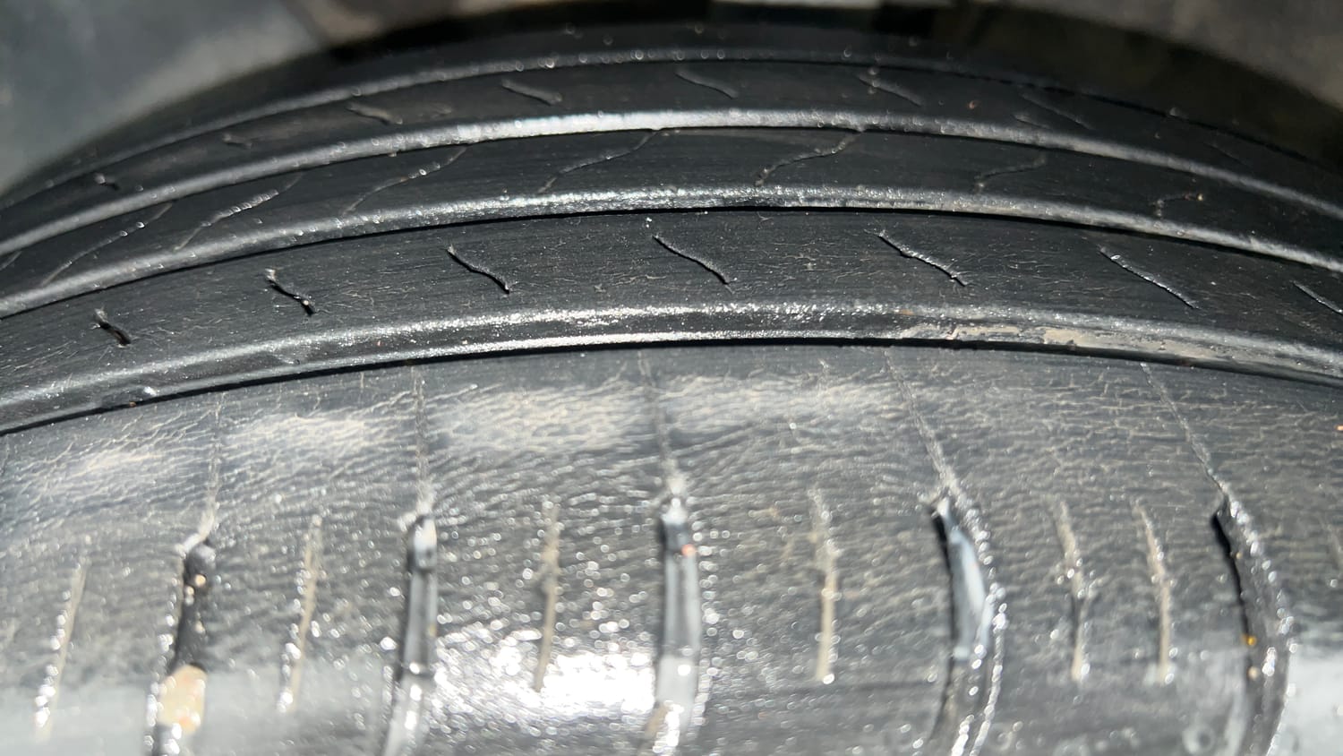 Used 2022 Kia Carens Prestige Plus 1.4 Petrol MT 7 STR Petrol Manual tyres LEFT FRONT TYRE TREAD VIEW