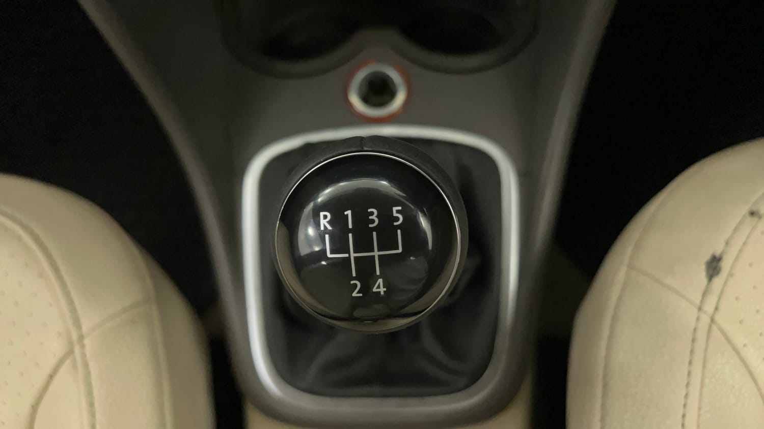 Used 2014 Volkswagen Vento Highline Petrol Petrol Manual interior GEAR  KNOB VIEW