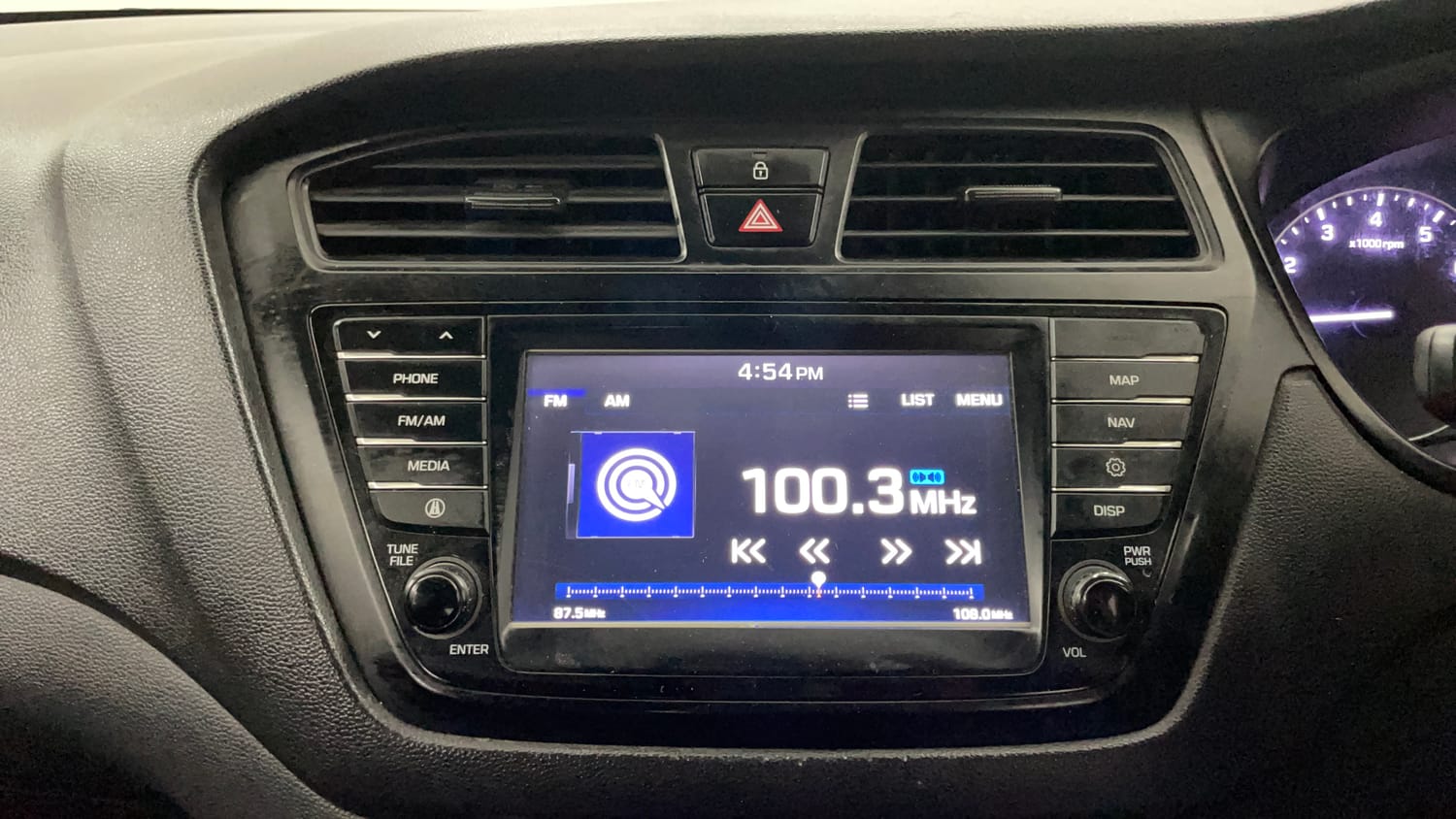Used 2017 Hyundai Elite i20 Asta 1.2 Dual Tone Petrol Manual top_features Integrated (in-dash) music system
