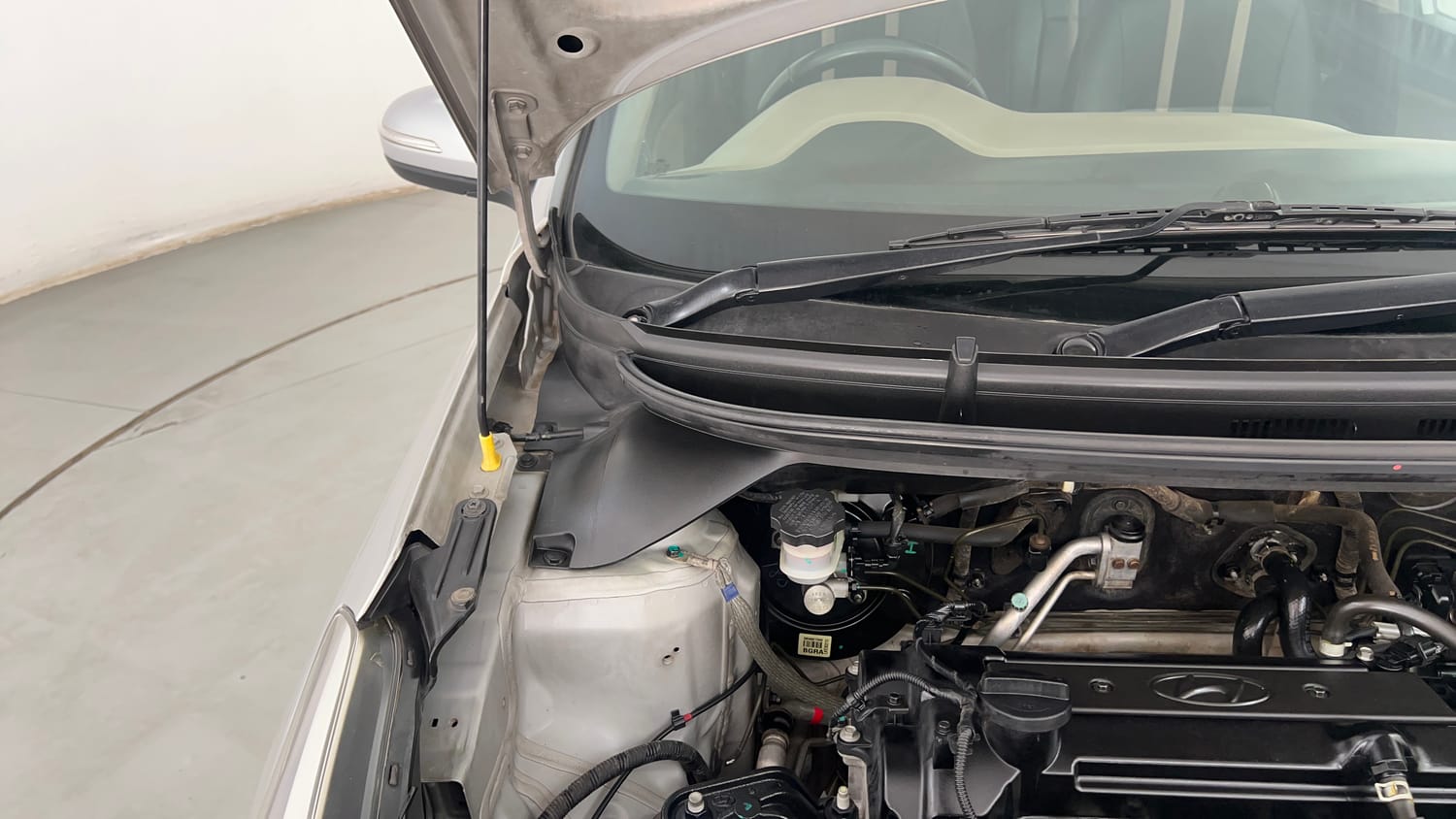 Used 2017 Hyundai Elite i20 Asta 1.2 (O) Petrol Manual engine ENGINE RIGHT SIDE HINGE & APRON VIEW