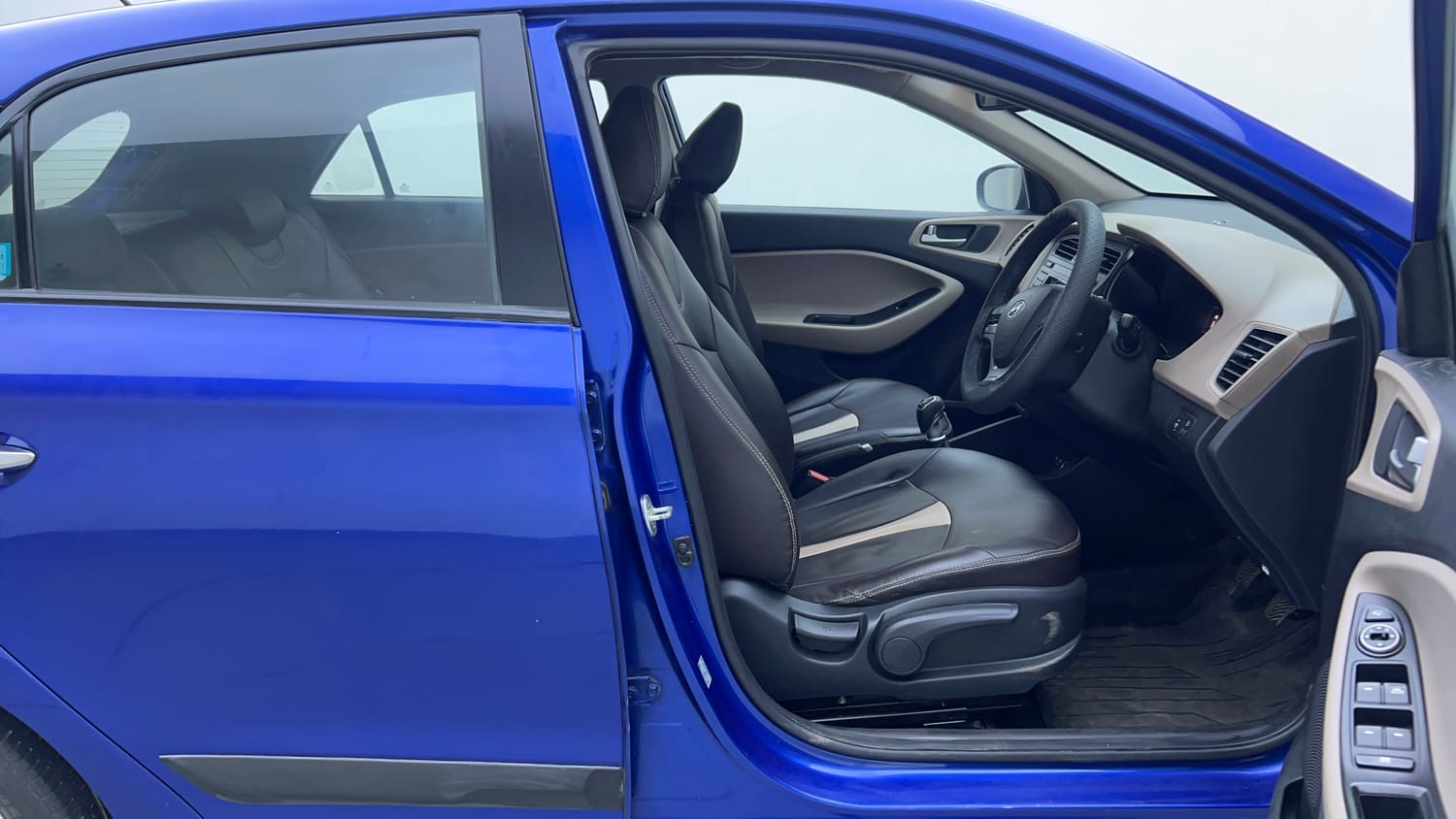 Used 2015 Hyundai Elite i20 Asta 1.4 CRDI Diesel Manual interior RIGHT SIDE FRONT DOOR CABIN VIEW