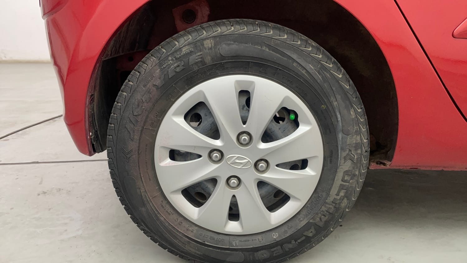 Used 2012 Hyundai i10 Sportz 1.2 AT Kappa2 Petrol Automatic tyres RIGHT REAR TYRE RIM VIEW