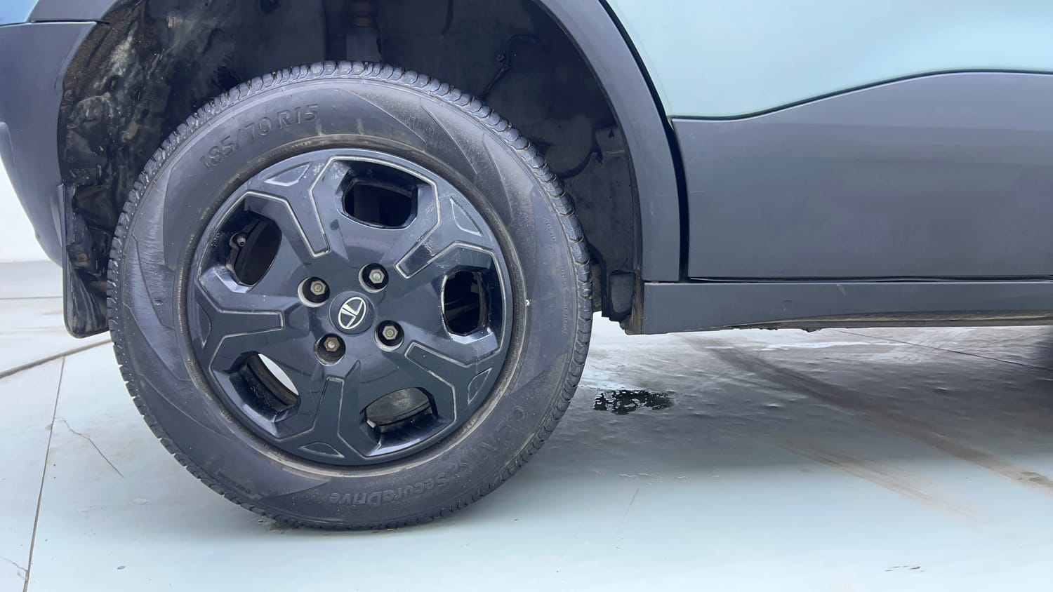 Used 2022 Tata Punch Accomplished AMT Petrol Automatic tyres RIGHT REAR TYRE RIM VIEW