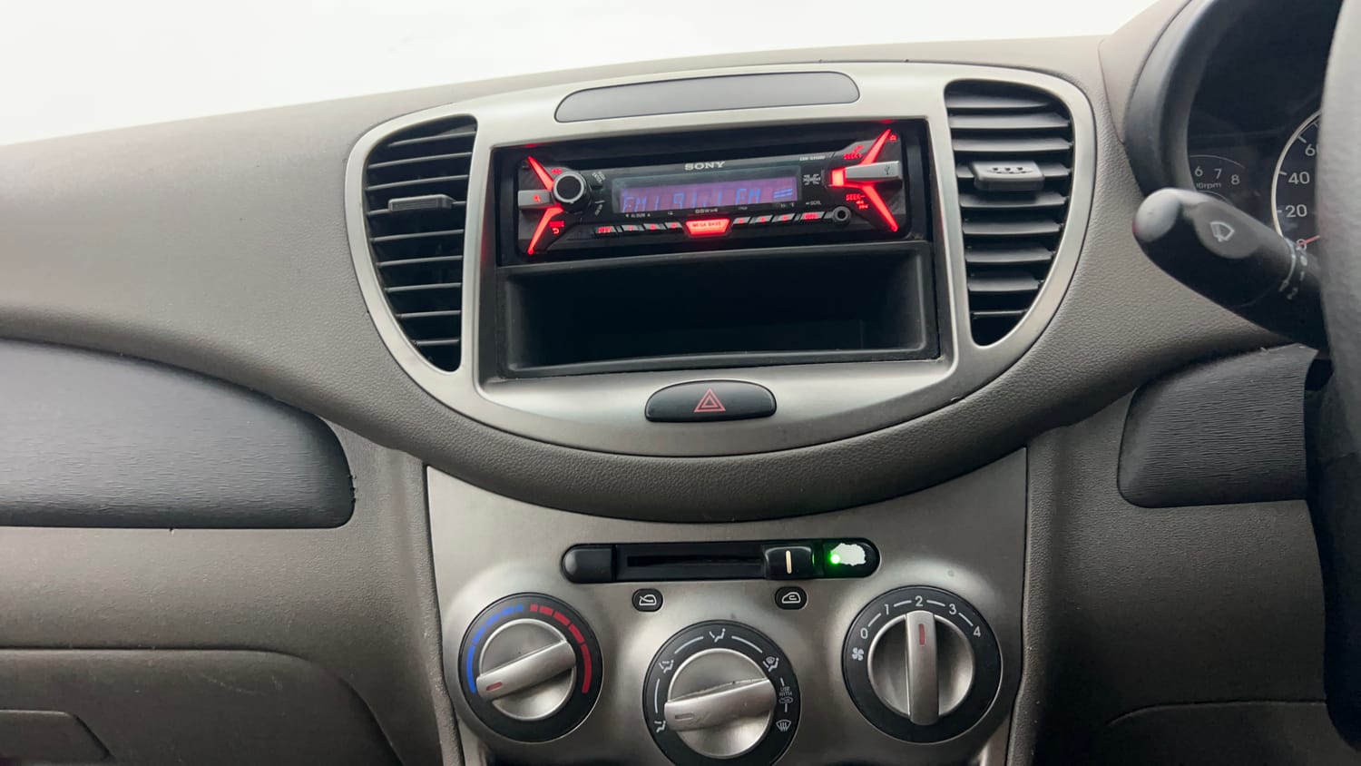 Used 2016 Hyundai i10 Magna 1.1 iRDE2 Petrol Manual interior MUSIC SYSTEM & AC CONTROL VIEW