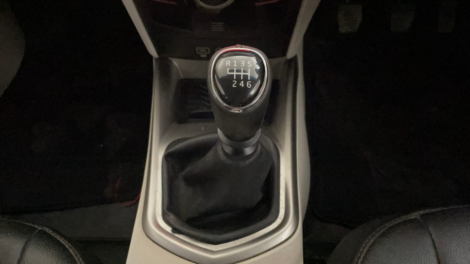 Used 2021 Mahindra XUV 300 W8 (O) 1.5 Diesel Diesel Manual interior GEAR  KNOB VIEW