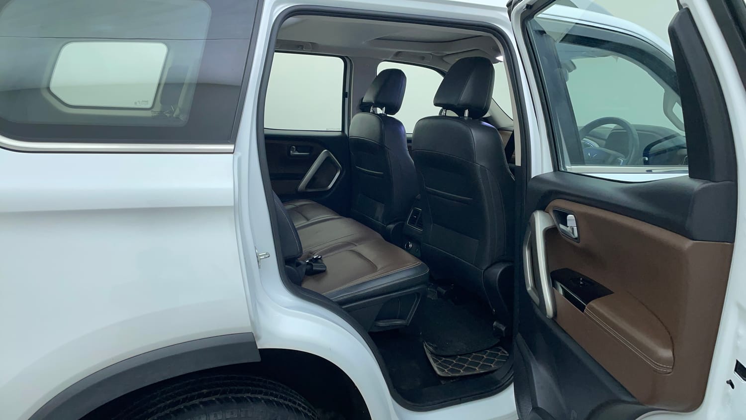 Used 2023 Mahindra Scorpio N Z8 L Petrol AT 7 STR Petrol Automatic interior RIGHT SIDE REAR DOOR CABIN VIEW