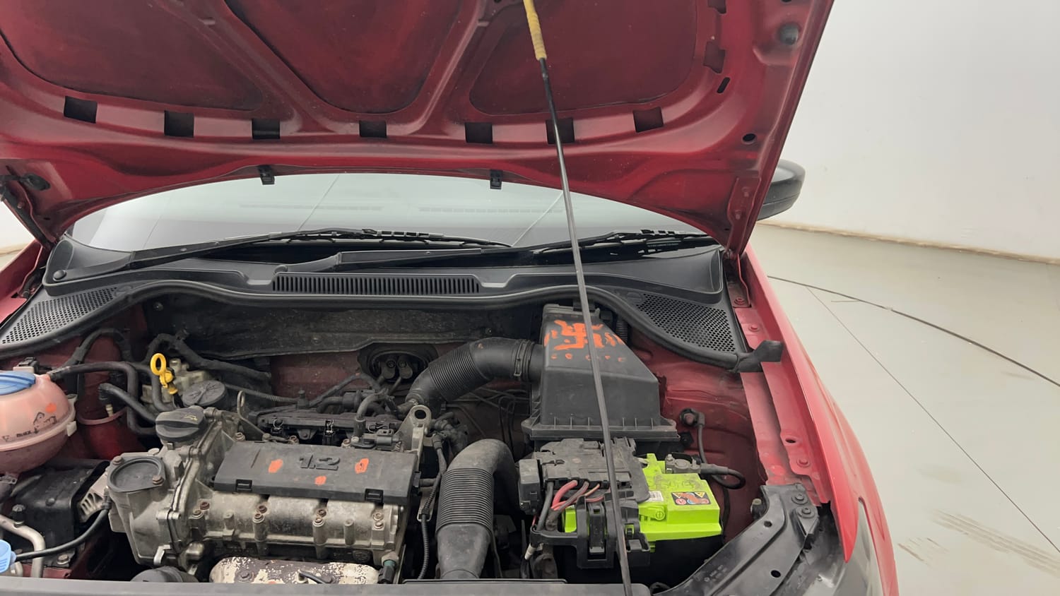 Used 2014 Volkswagen Polo Highline1.2L (P) Petrol Manual engine ENGINE LEFT SIDE HINGE & APRON VIEW