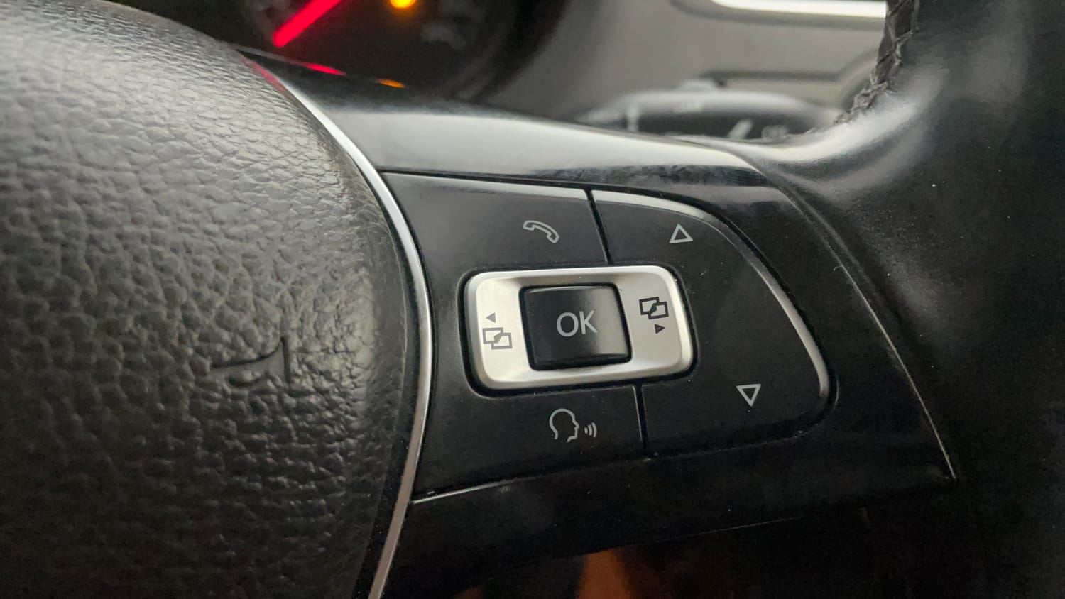 Used 2017 Volkswagen Ameo Highline1.2L (P) Petrol Manual top_features Cruise control