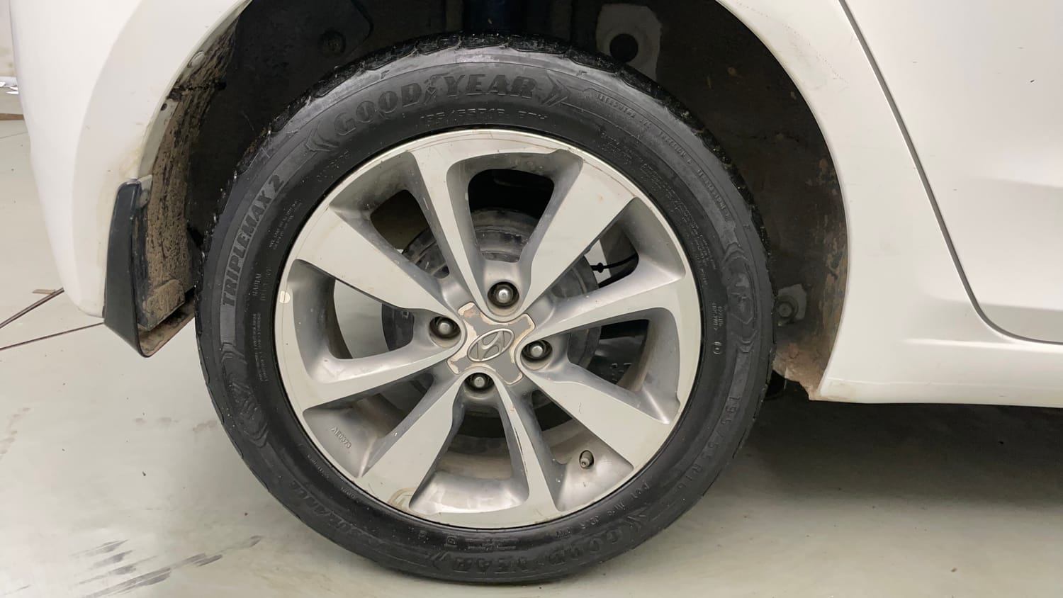 Used 2017 Hyundai Elite i20 Asta 1.2 Dual Tone Petrol Manual tyres RIGHT REAR TYRE RIM VIEW