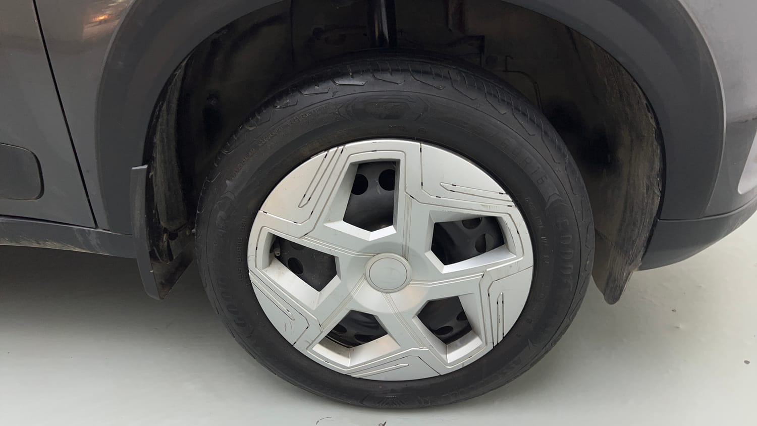 Used 2024 Tata Nexon Pure 1.2 Revotron Petrol 6MT Petrol Manual tyres RIGHT FRONT TYRE RIM VIEW