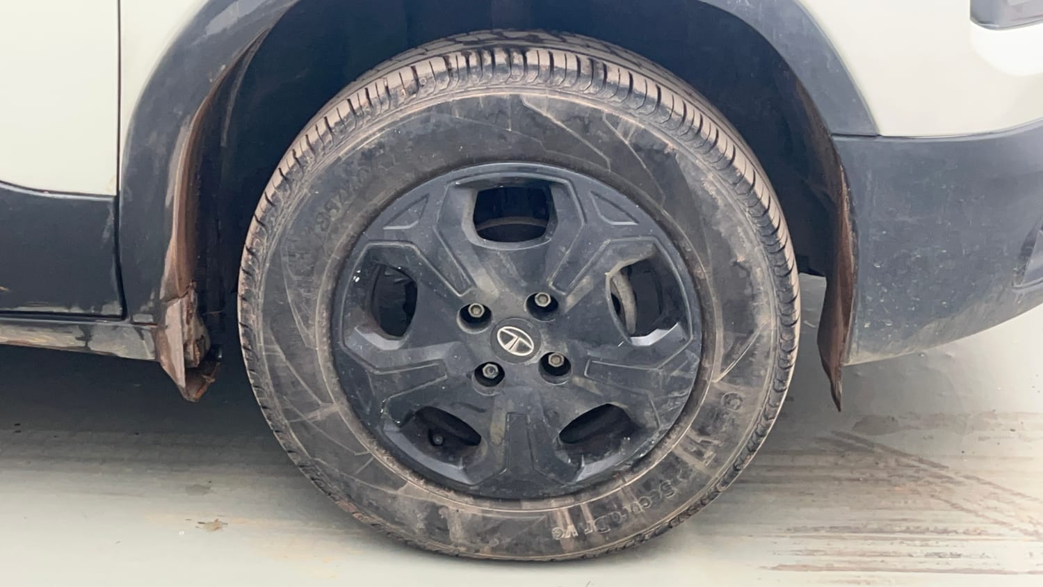 Used 2023 Tata Punch Accomplished MT Petrol Manual tyres RIGHT FRONT TYRE RIM VIEW