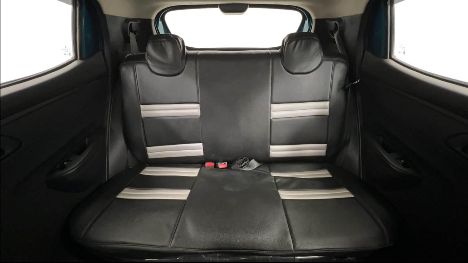 Used 2022 Renault Kwid RXT 1.0 (O) Petrol Manual interior REAR SEAT CONDITION VIEW