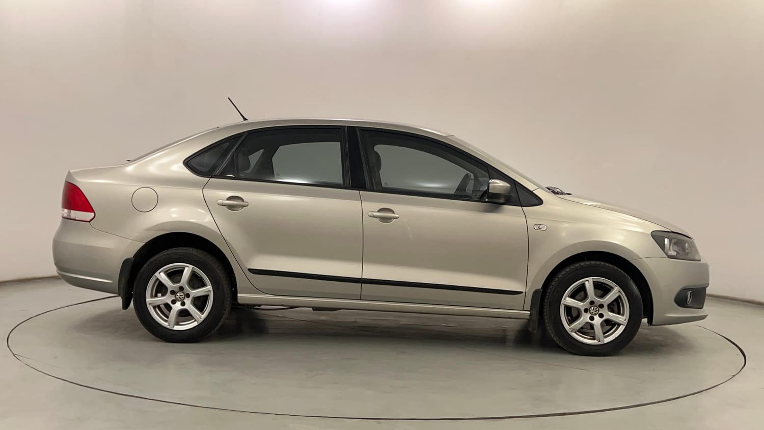 Used 2014 Volkswagen Vento Highline Petrol Petrol Manual exterior RIGHT SIDE VIEW