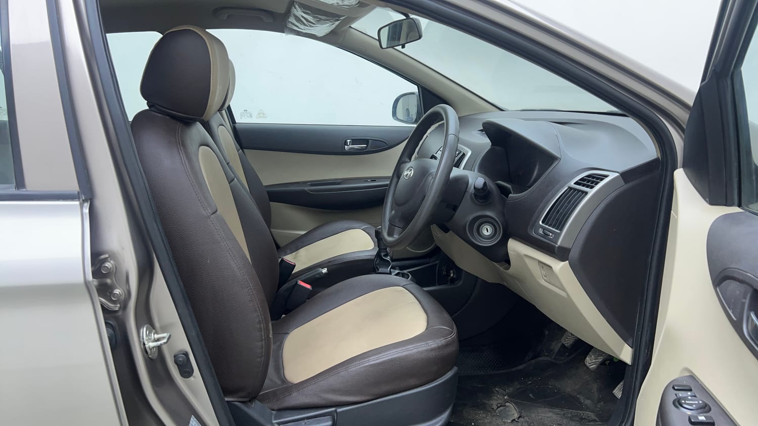 Used 2012 Hyundai i20 Magna 1.2 Petrol Manual interior RIGHT SIDE FRONT DOOR CABIN VIEW