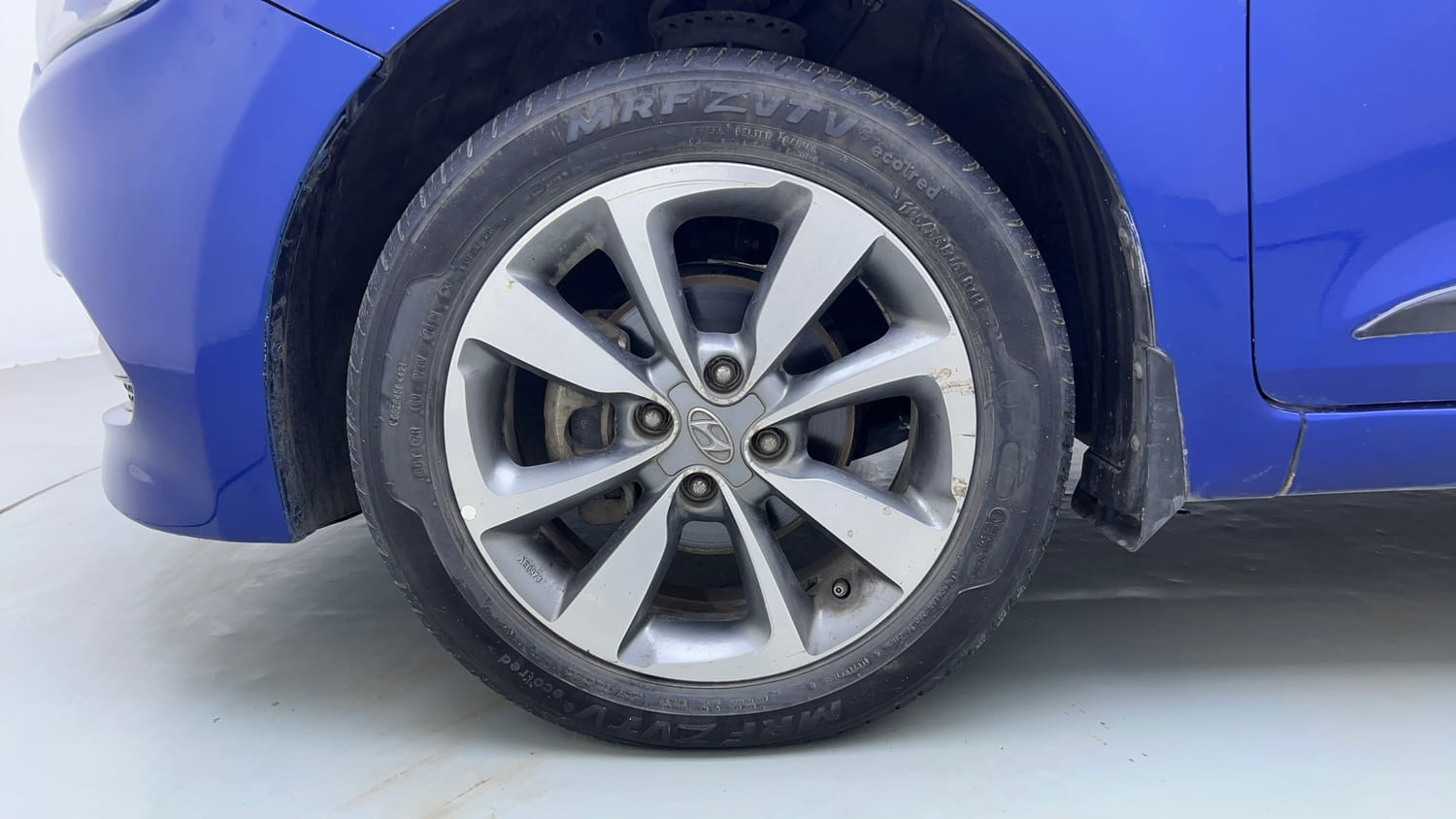 Used 2015 Hyundai Elite i20 Asta 1.4 CRDI Diesel Manual tyres LEFT FRONT TYRE RIM VIEW