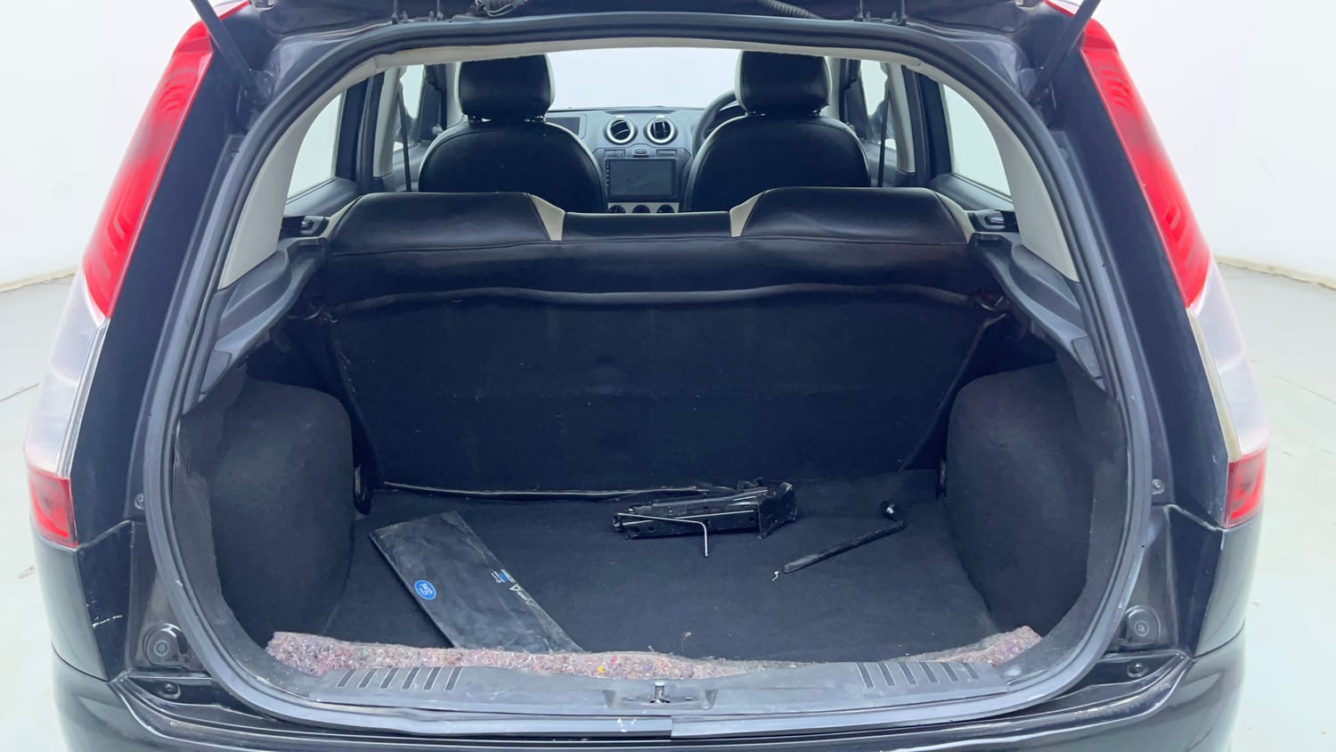 Used 2013 Ford Figo Duratec Petrol ZXI 1.2 Petrol Manual interior DICKY INSIDE VIEW