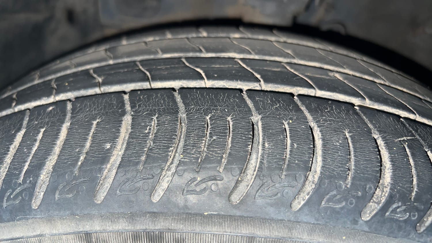Used 2015 Hyundai Elite i20 Asta 1.4 CRDI Diesel Manual tyres LEFT FRONT TYRE TREAD VIEW