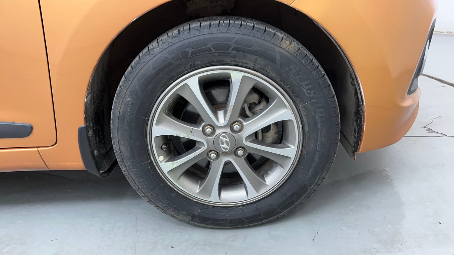 Used 2014 Hyundai Grand i10 Asta 1.2 Kappa VTVT (O) Petrol Manual tyres RIGHT FRONT TYRE RIM VIEW