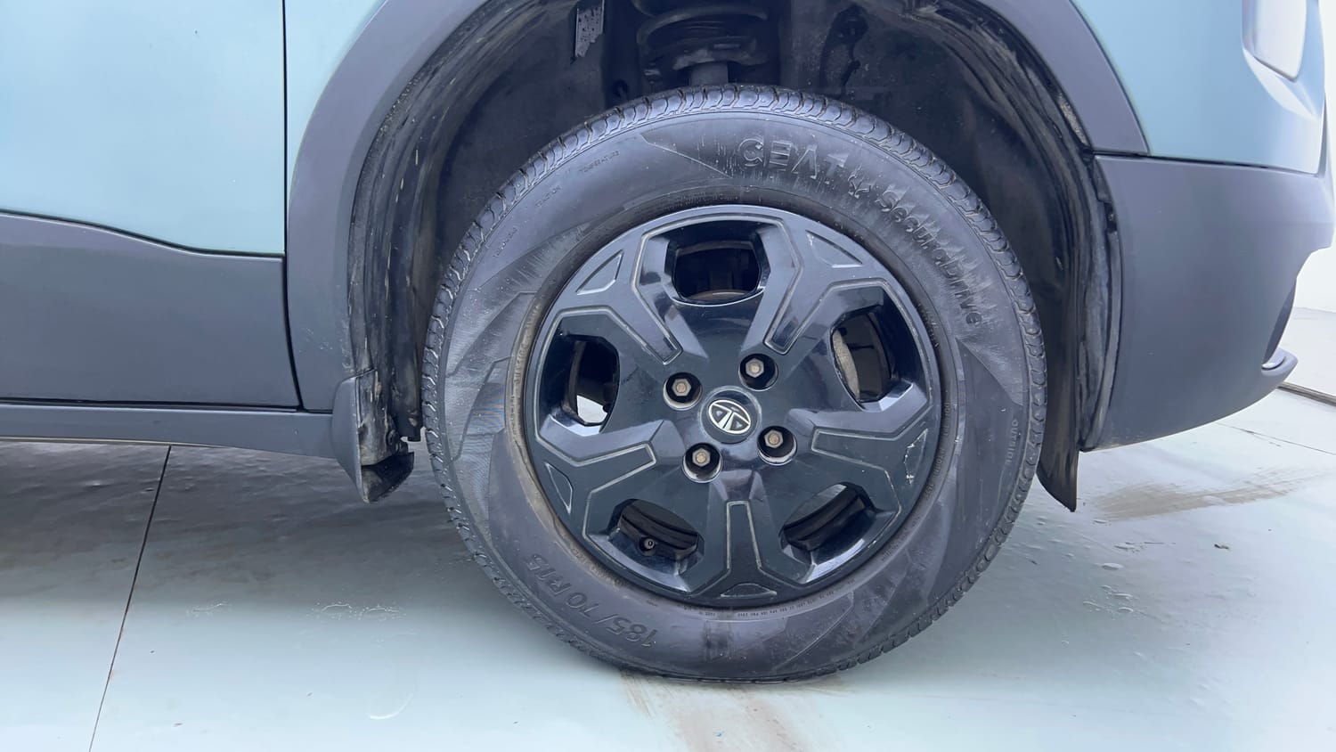 Used 2022 Tata Punch Accomplished AMT Petrol Automatic tyres RIGHT FRONT TYRE RIM VIEW
