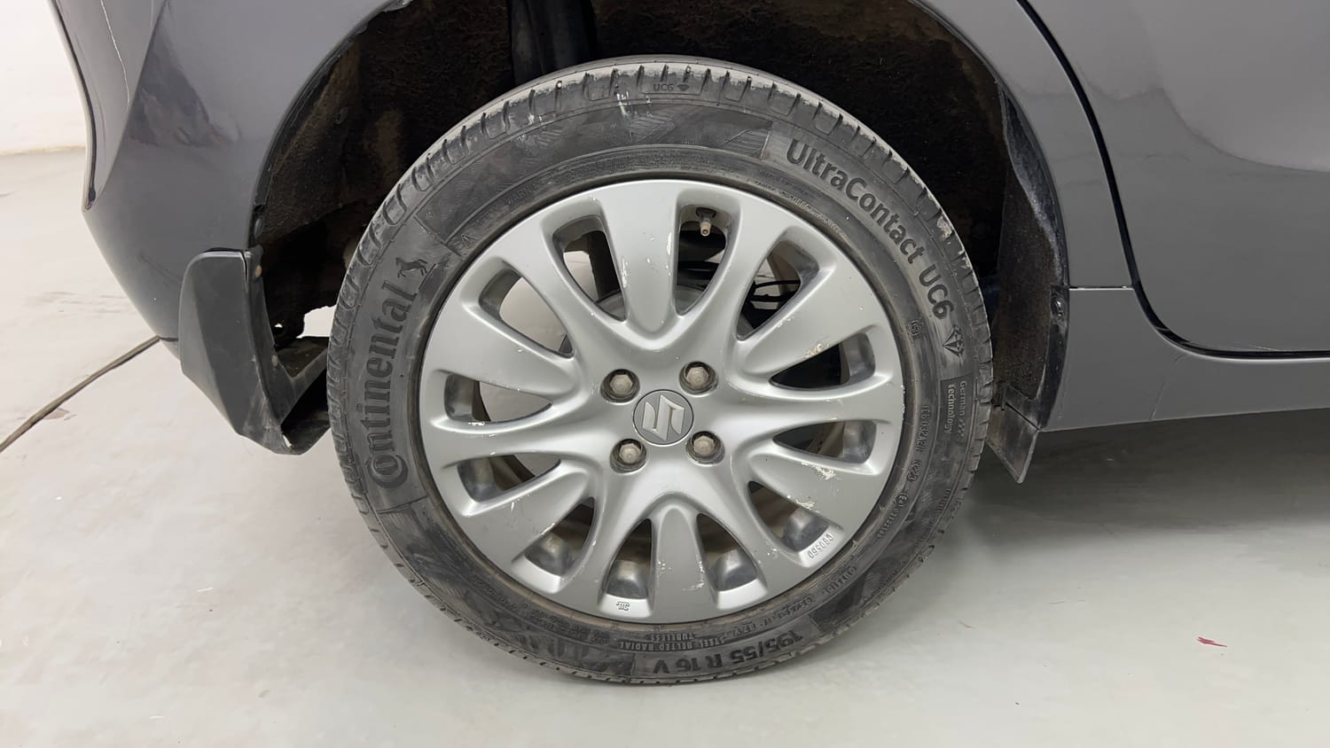 Used 2017 Maruti Suzuki Baleno Zeta 1.2 AT Petrol Automatic tyres RIGHT REAR TYRE RIM VIEW