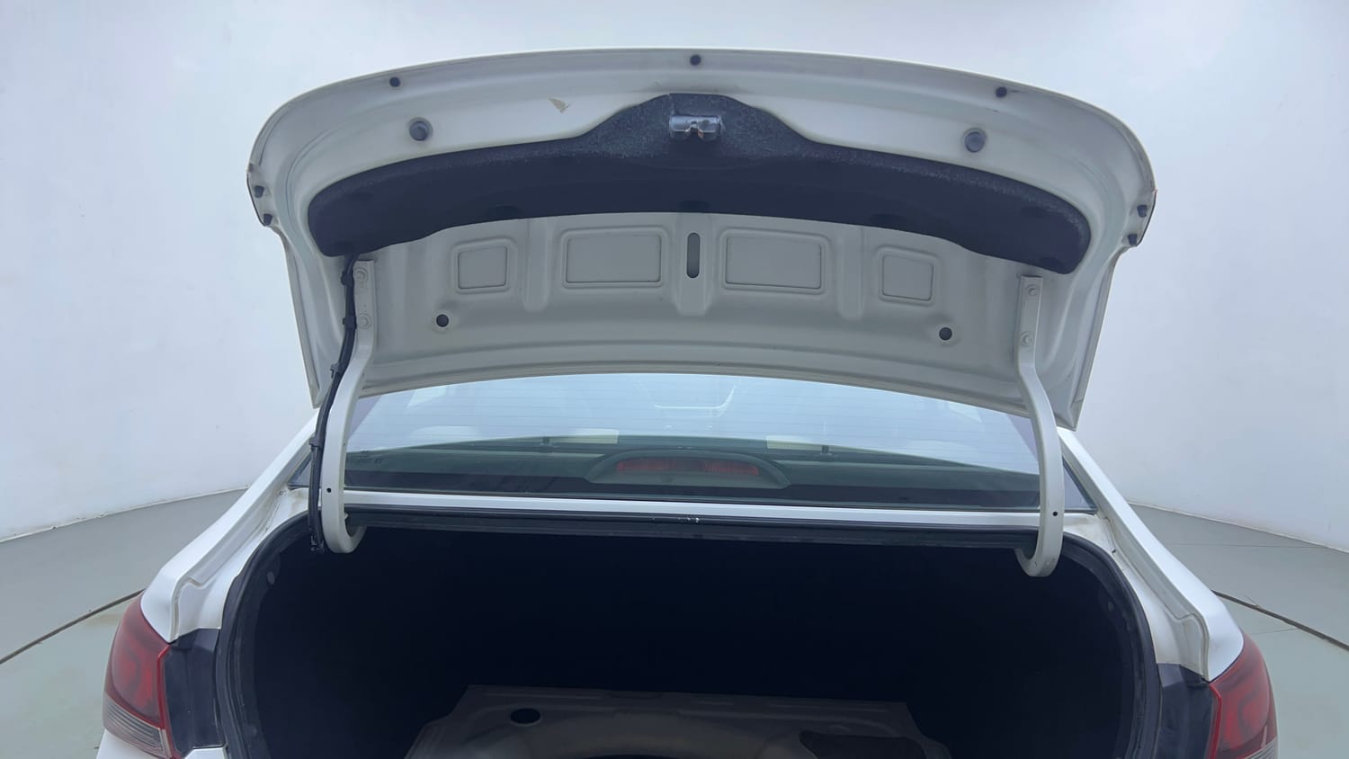 Used 2018 Hyundai Verna SX (O) 1.6 VTVT AT Petrol Automatic interior DICKY DOOR OPEN VIEW