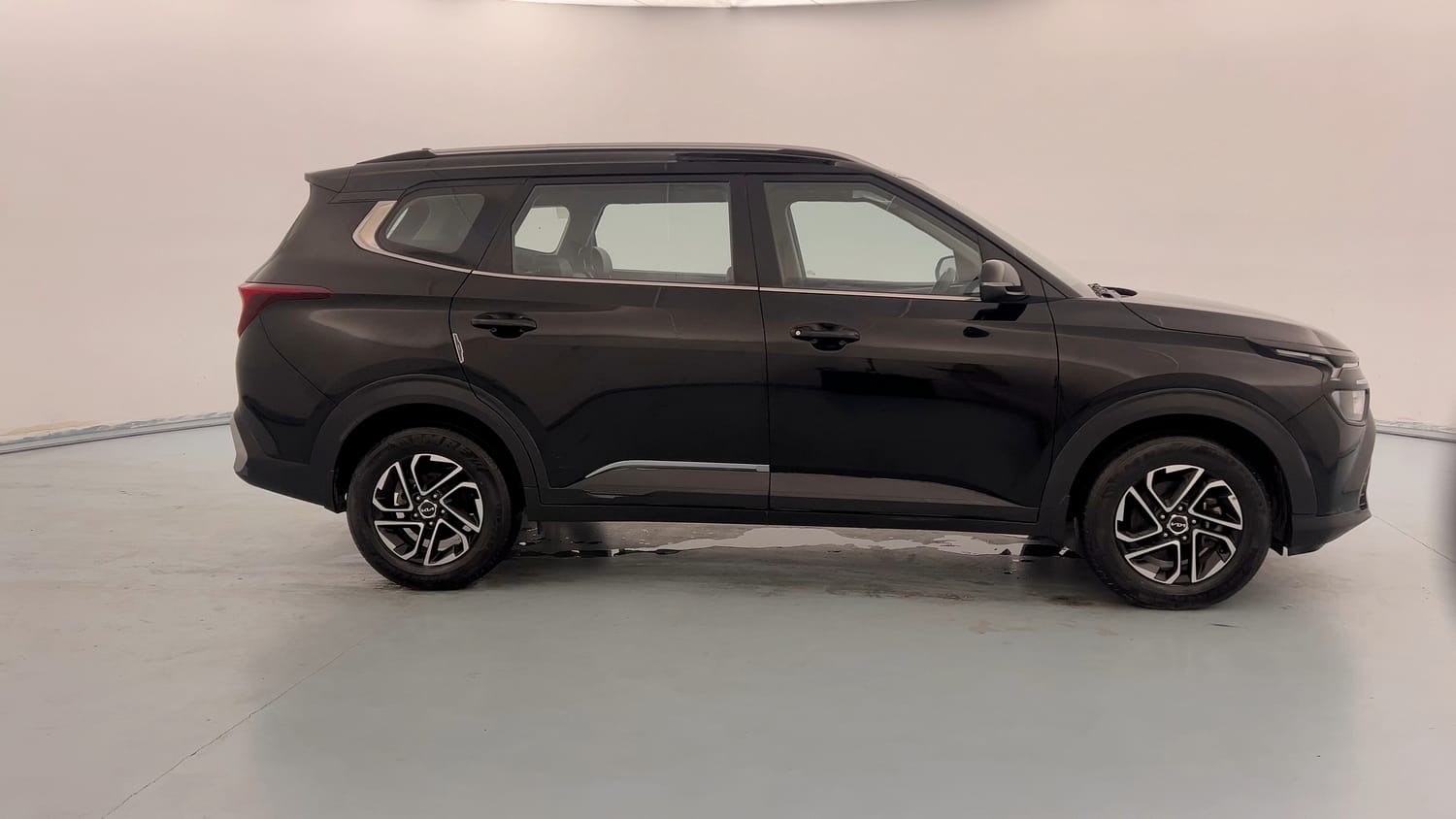 Used 2022 Kia Carens Prestige Plus 1.4 Petrol MT 7 STR Petrol Manual exterior RIGHT SIDE VIEW
