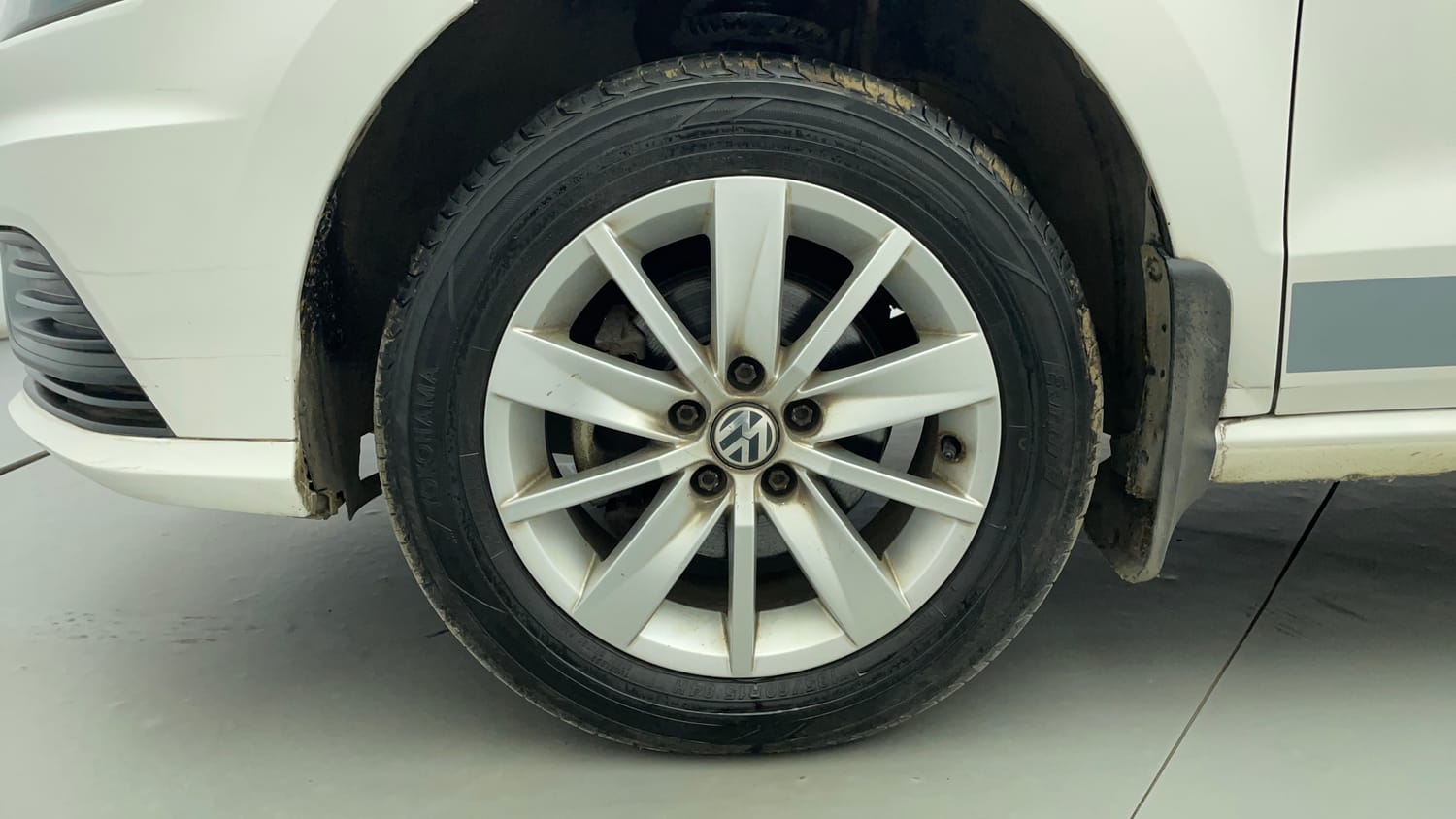Used 2017 Volkswagen Ameo Comfortline 1.2L (P) Petrol Manual tyres LEFT FRONT TYRE RIM VIEW