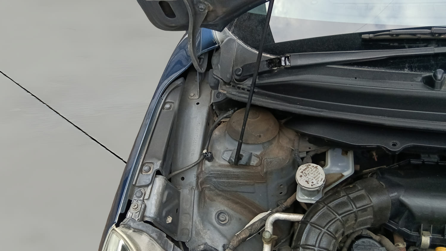Used 2018 Maruti Suzuki Baleno Alpha 1.2 Petrol Manual engine ENGINE RIGHT SIDE HINGE & APRON VIEW