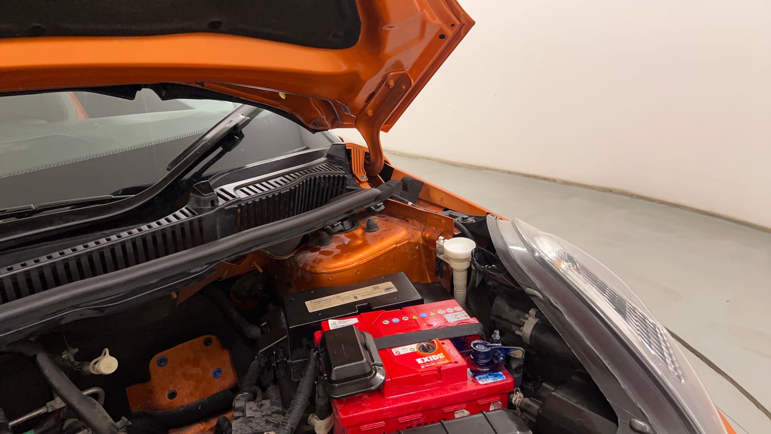 Used 2019 Tata Nexon XZA Plus Petrol Dual Tone Petrol Automatic engine ENGINE LEFT SIDE HINGE & APRON VIEW