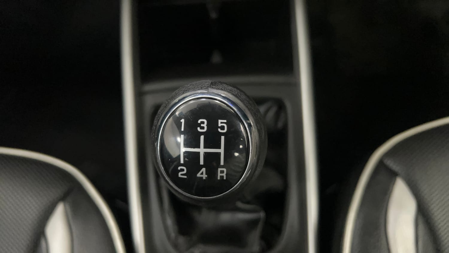 Used 2018 Maruti Suzuki Baleno Delta 1.2 Petrol Manual interior GEAR  KNOB VIEW