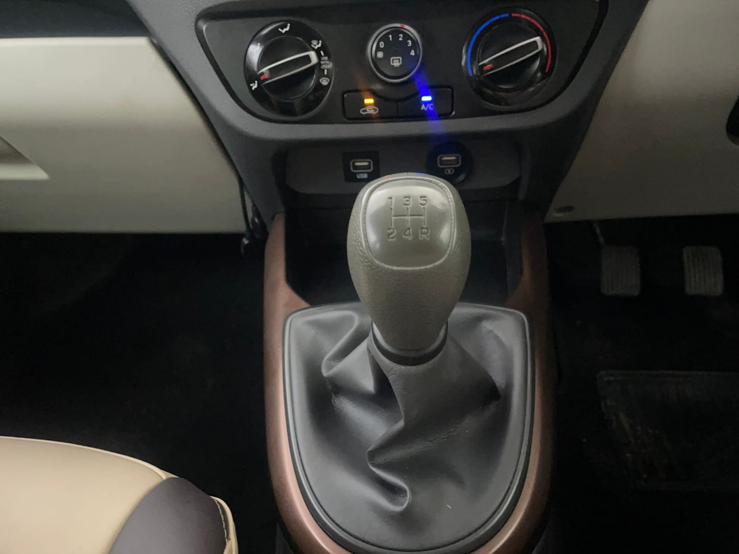 Used 2021 Hyundai Aura S 1.2 Petrol Petrol Manual interior GEAR  KNOB VIEW