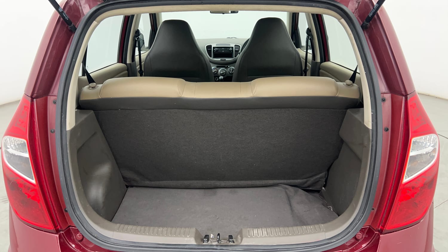 Used 2016 Hyundai i10 Magna 1.1 iRDE2 Petrol Manual interior DICKY INSIDE VIEW