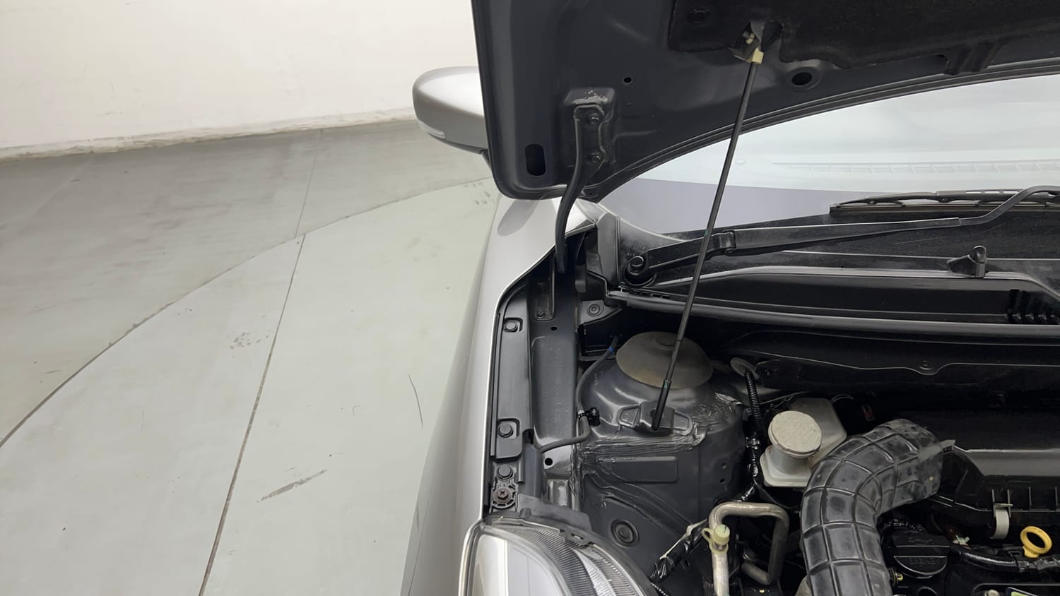 Used 2021 Maruti Suzuki Baleno Zeta Petrol Manual engine ENGINE RIGHT SIDE HINGE & APRON VIEW
