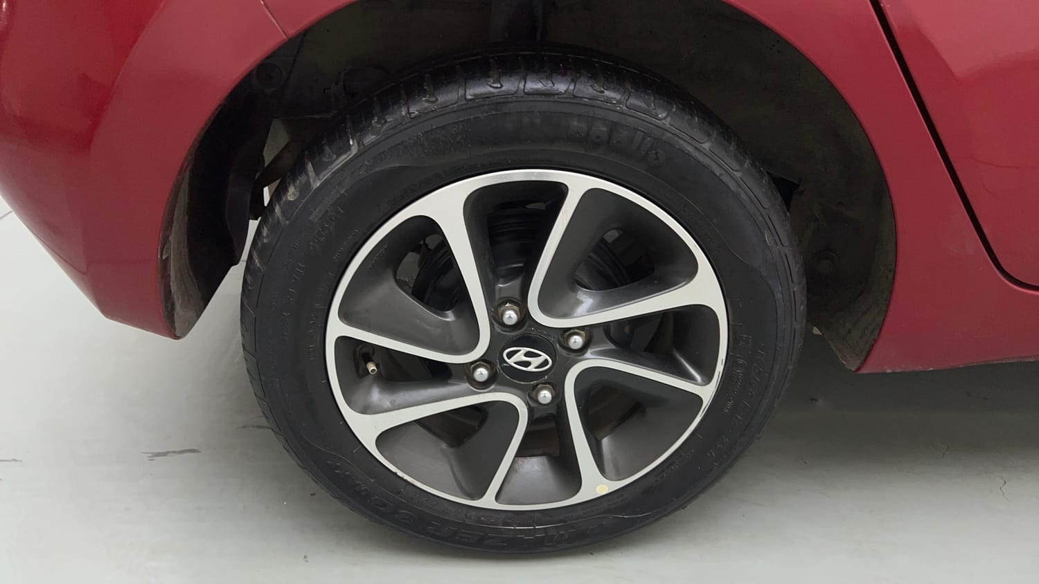 Used 2018 Hyundai Grand i10 Sportz (O) AT 1.2 Kappa VTVT Petrol Automatic tyres RIGHT REAR TYRE RIM VIEW