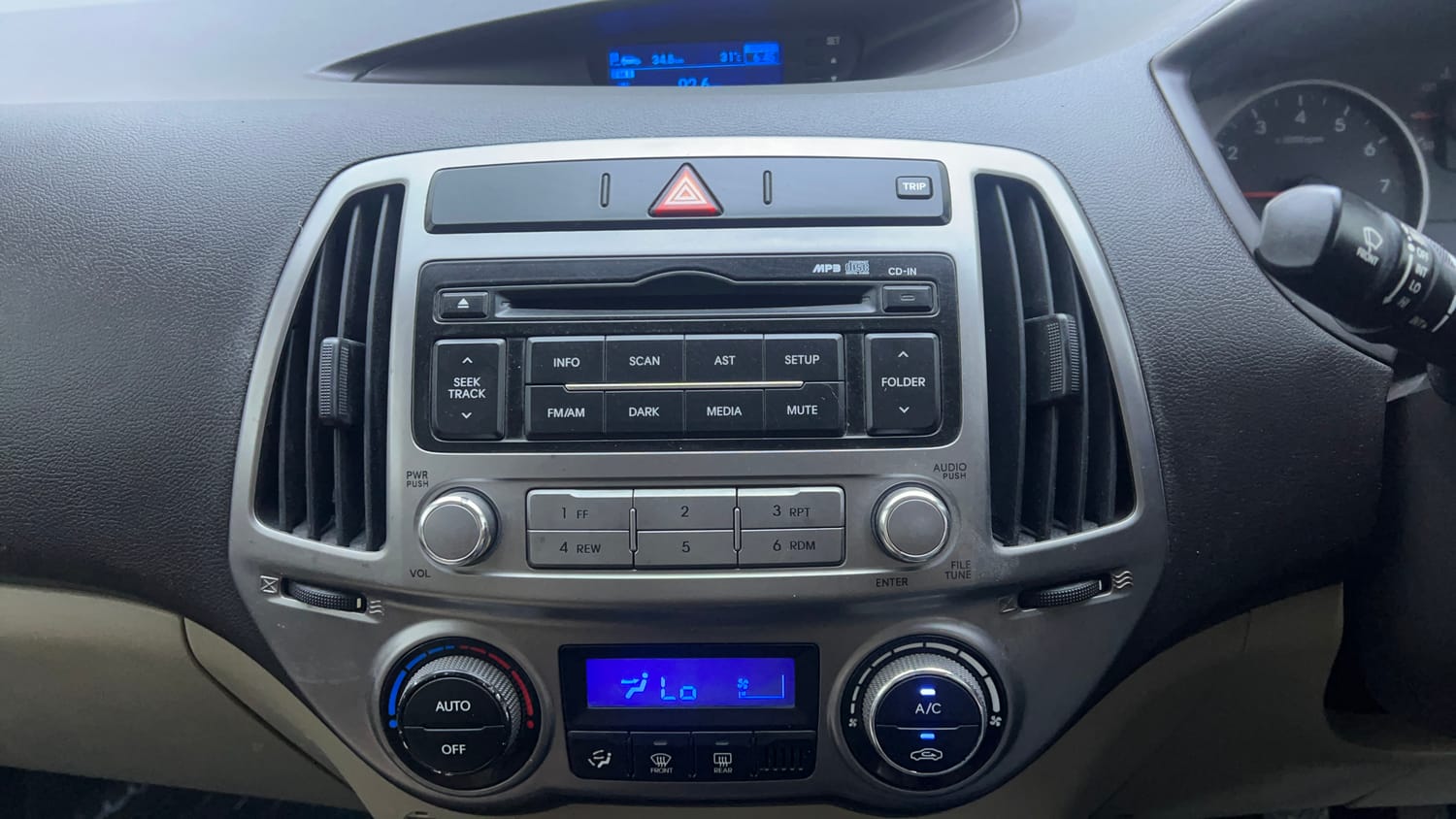 Used 2012 Hyundai i20 Magna 1.2 Petrol Manual interior MUSIC SYSTEM & AC CONTROL VIEW